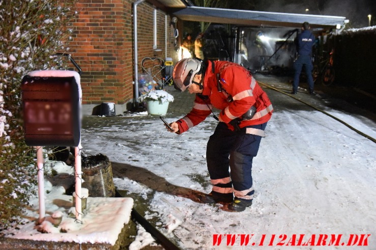 Ild i carport. Møllerager i Lindved. 14/12-2023. Kl. 21:26.