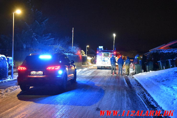 Ild i carport. Møllerager i Lindved. 14/12-2023. Kl. 21:26.