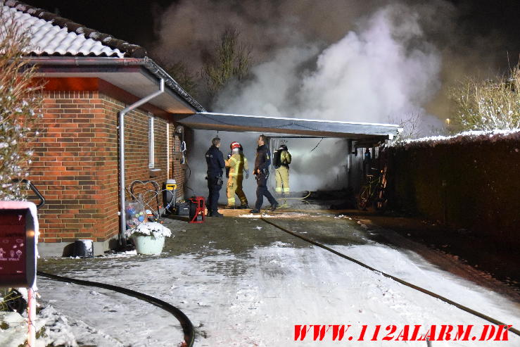 Ild i carport. Møllerager i Lindved. 14/12-2023. Kl. 21:26.