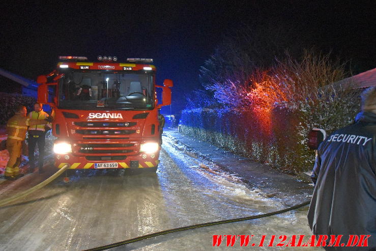 Ild i carport. Møllerager i Lindved. 14/12-2023. Kl. 21:26.