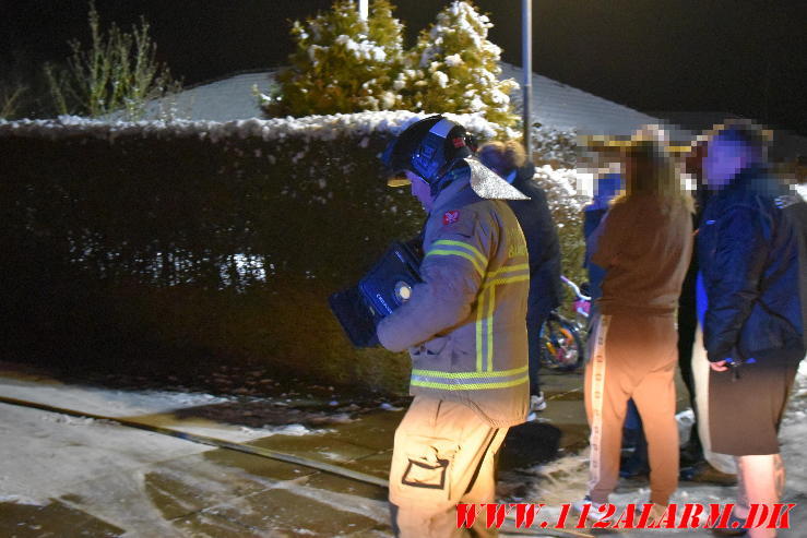 Ild i carport. Møllerager i Lindved. 14/12-2023. Kl. 21:26.