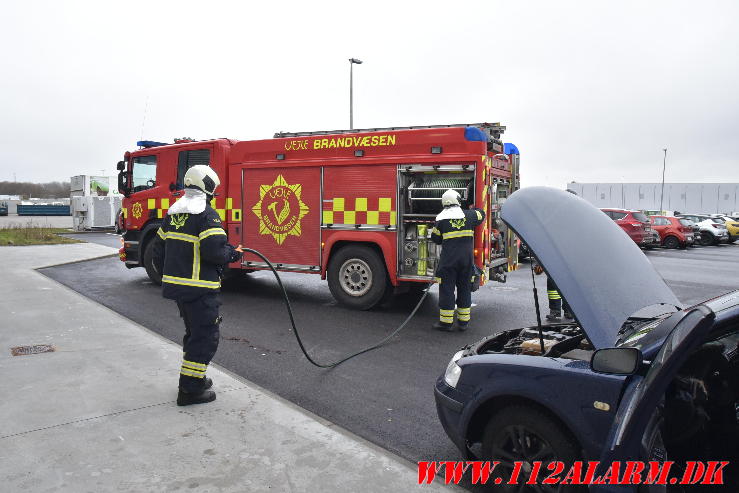 Imens manden var i butikken gik der ild i bilen. Resource centret på Voervej i Vejle Ø. 19/12-2023. Kl. 10:06.
