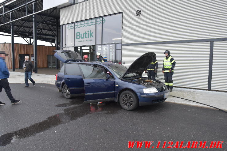 Imens manden var i butikken gik der ild i bilen. Resource centret på Voervej i Vejle Ø. 19/12-2023. Kl. 10:06.