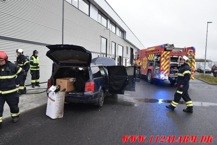 Imens manden var i butikken gik der ild i bilen. Resource centret på Voervej i Vejle Ø. 19/12-2023. Kl. 10:06.