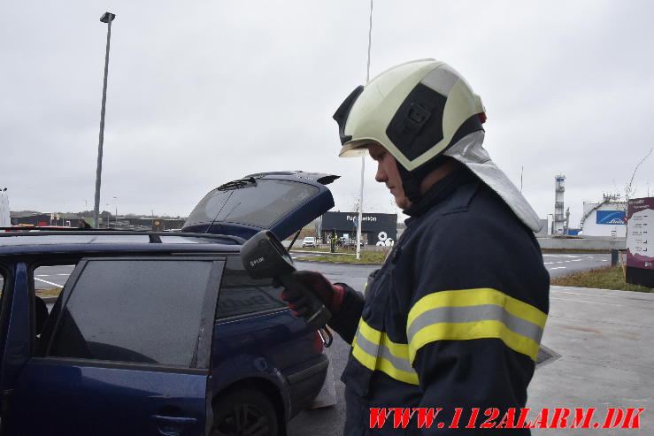 Imens manden var i butikken gik der ild i bilen. Resource centret på Voervej i Vejle Ø. 19/12-2023. Kl. 10:06.