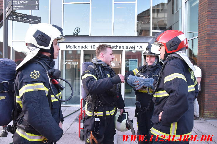 Brand på et toilet nede i kælderen. Møllegade 10 i Jelling. 22/12-2023. KL. 13:26.