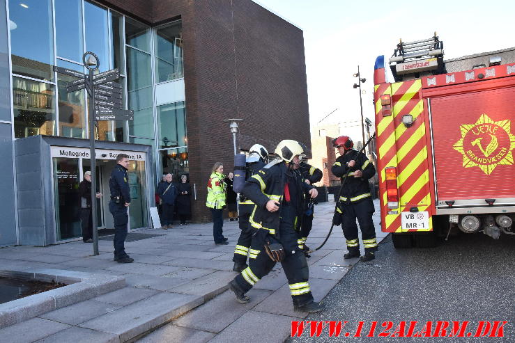 Brand på et toilet nede i kælderen. Møllegade 10 i Jelling. 22/12-2023. KL. 13:26.