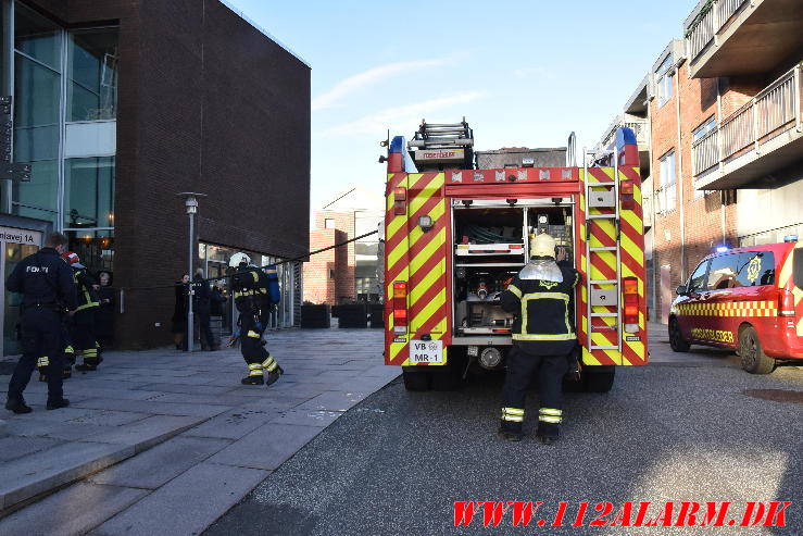 Brand på et toilet nede i kælderen. Møllegade 10 i Jelling. 22/12-2023. KL. 13:26.