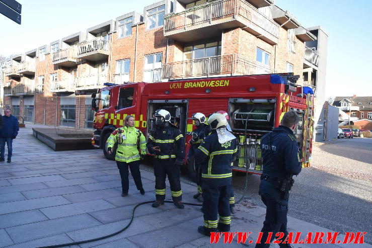 Brand på et toilet nede i kælderen. Møllegade 10 i Jelling. 22/12-2023. KL. 13:26.