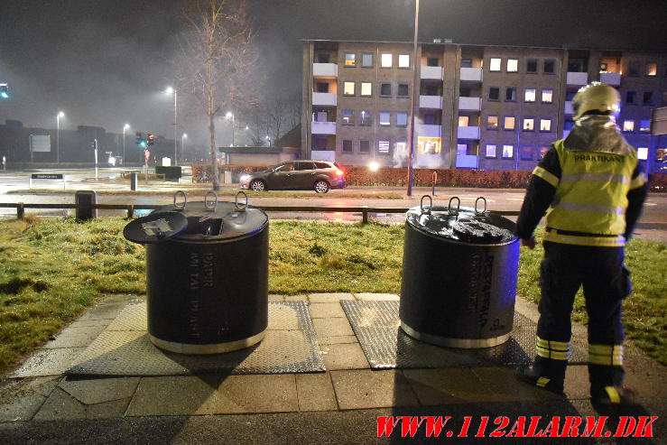 Ild i nedgravet container. Boulevarden 86 i Vejle. 31/12-2023. KL. 21:43.