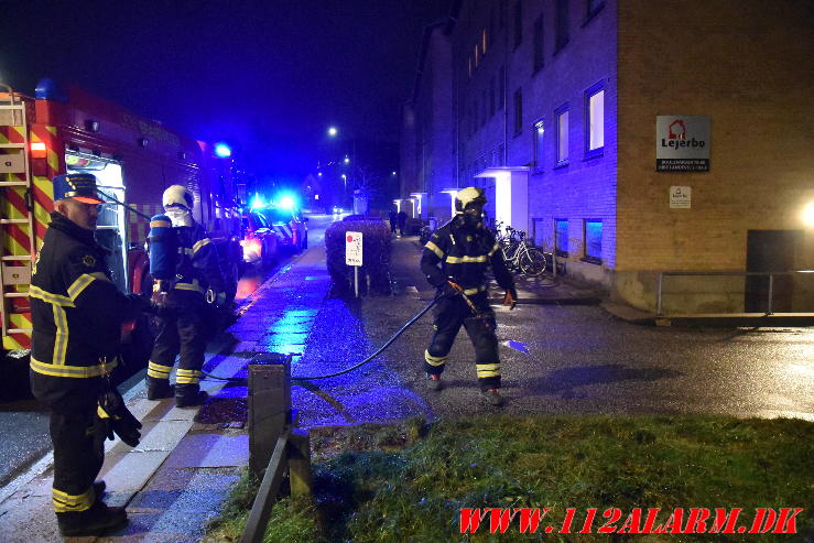 Ild i nedgravet container. Boulevarden 86 i Vejle. 31/12-2023. KL. 21:43.