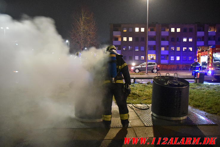 Ild i nedgravet container. Boulevarden 86 i Vejle. 31/12-2023. KL. 21:43.