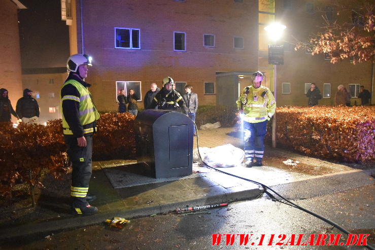 Ild i nedgravet container. Løget Høj 12 her i Vejle. 01/01-2024. Kl. 00:13.