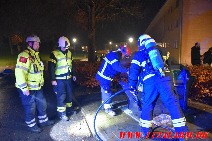 Ild i nedgravet container. Løget Høj 12 her i Vejle. 01/01-2024. Kl. 00:13.