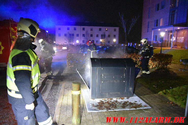 Ild i nedgravet container. Sofievej 8 i Vejle. 01/01-2024. Kl. 00:55.