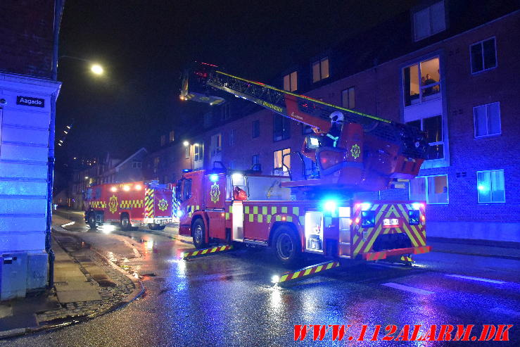 Tagryggen var gået løs. Ågade og Vesterbrogade i Vejle. 02/01-2024. KL. 17:26.