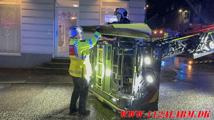 Tagryggen var gået løs. Ågade og Vesterbrogade i Vejle. 02/01-2024. KL. 17:26.