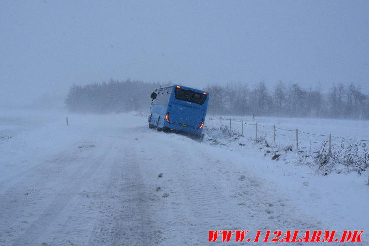 Bus i sneen. 03/01-2024. KL. 10:18.