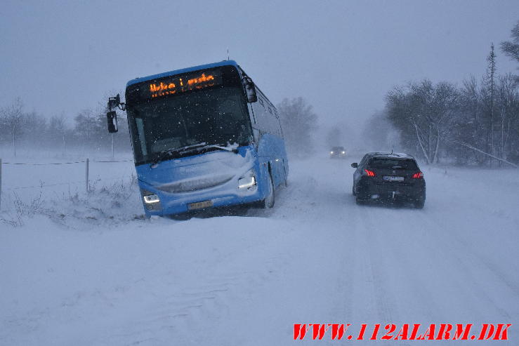 Bus i sneen. 03/01-2024. KL. 10:18.