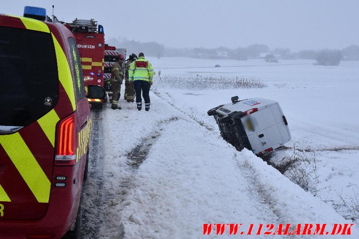 Kassevogn havnede i grøften. Tørringvej lige før Jelling. 03/01-2024. Kl. 10:42.