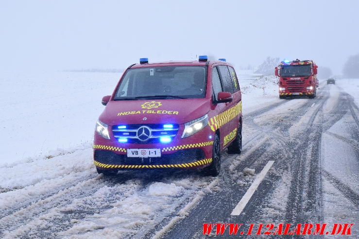 Kassevogn havnede i grøften. Tørringvej lige før Jelling. 03/01-2024. Kl. 10:42.