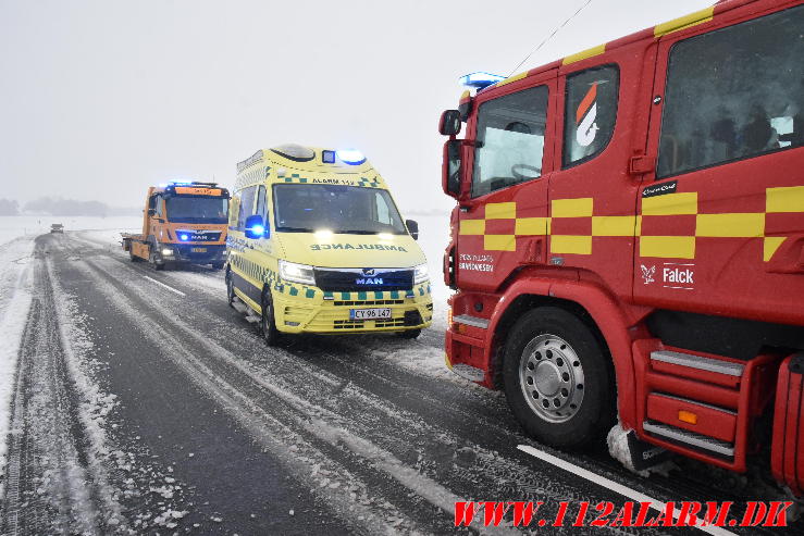 Kassevogn havnede i grøften. Tørringvej lige før Jelling. 03/01-2024. Kl. 10:42.