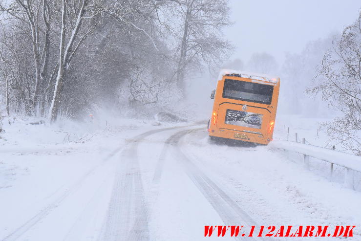 Bus i sneen. 03/01-2024. KL. 09:42.