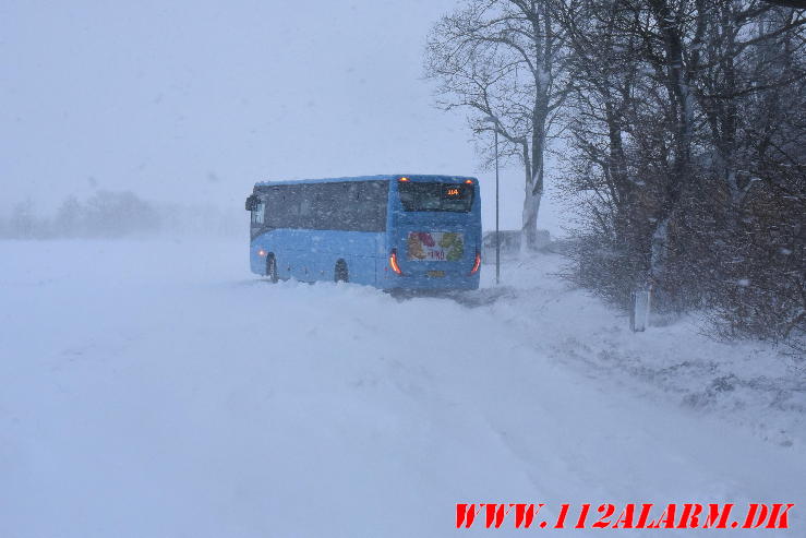 Bus i sneen. 03/01-2024. KL. 10:18.