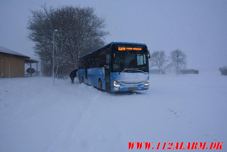 Bus i sneen. 03/01-2024. KL. 10:18.