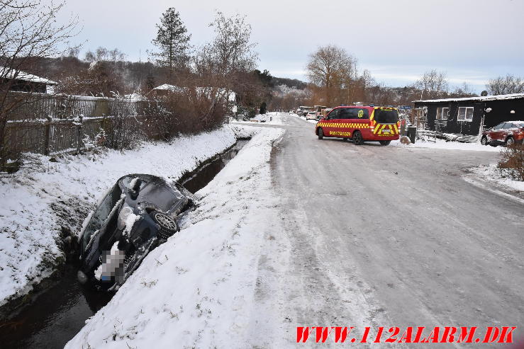 Toyota Aygo gled i grøften. Chr. Jensens Vej i Vejle. 05/01-2024. KL. 15:35.