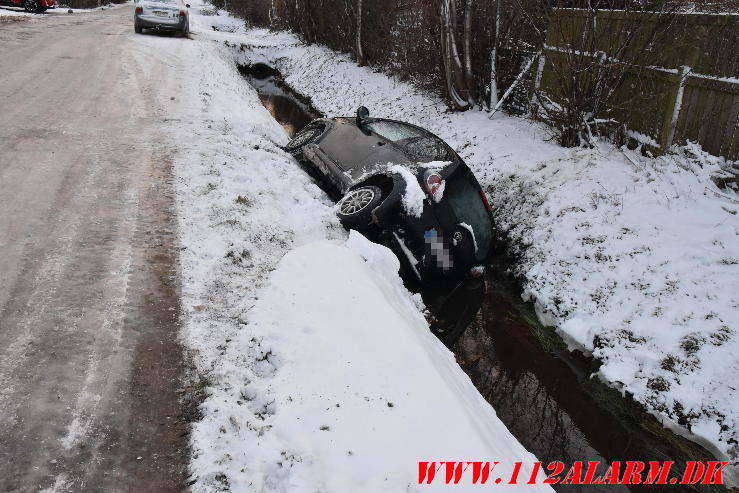 Toyota Aygo gled i grøften. Chr. Jensens Vej i Vejle. 05/01-2024. KL. 15:35.