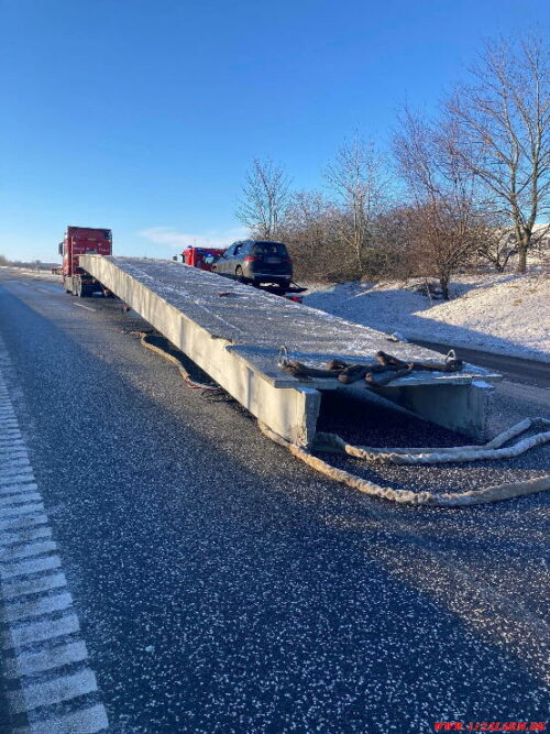 Lastbil tabte en 30 meter lang betonspær. Motorvejen E45 ved Horsens C. 18/01-2024. Kl. 09:50.
