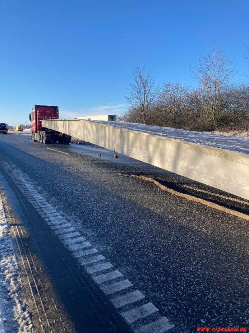 Lastbil tabte en 30 meter lang betonspær. Motorvejen E45 ved Horsens C. 18/01-2024. Kl. 09:50.