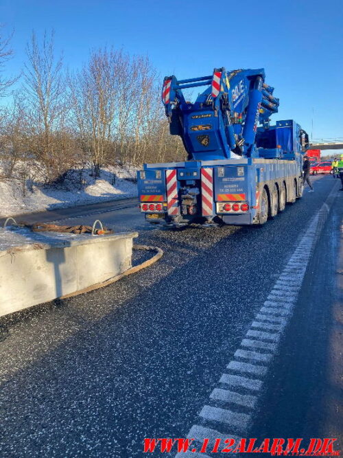 Lastbil tabte en 30 meter lang betonspær. Motorvejen E45 ved Horsens C. 18/01-2024. Kl. 09:50.