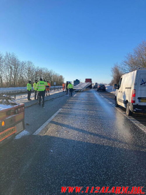 Lastbil tabte en 30 meter lang betonspær. Motorvejen E45 ved Horsens C. 18/01-2024. Kl. 09:50.