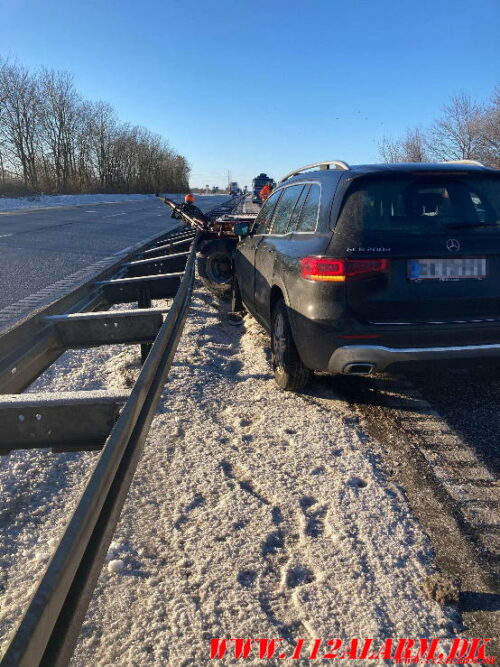 Lastbil tabte en 30 meter lang betonspær. Motorvejen E45 ved Horsens C. 18/01-2024. Kl. 09:50.