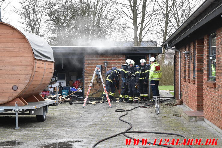 Brand i garage. Johan Skjoldborg Vej i Bredsten. 29/01-2024. KL. 11:18.