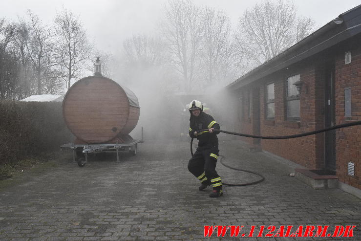 Brand i garage. Johan Skjoldborg Vej i Bredsten. 29/01-2024. KL. 11:18.