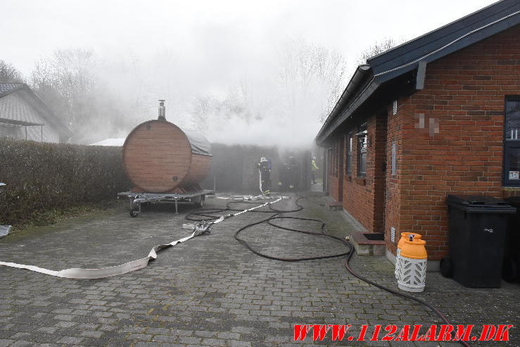 Brand i garage. Johan Skjoldborg Vej i Bredsten. 29/01-2024. KL. 11:18.