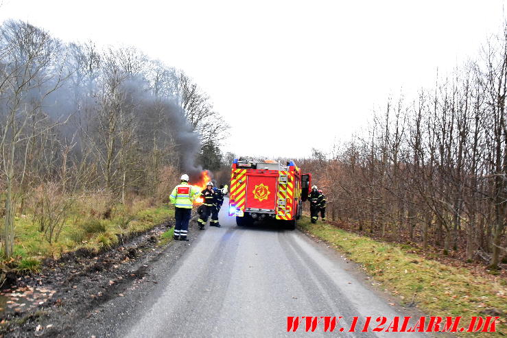 Totalt overtændt Suzuki swift. Lerbæk Møllevej ved Vejle. 04/02-2024. KL. 13:09.