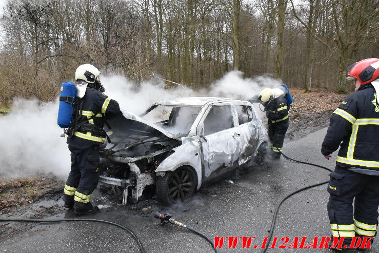 Totalt overtændt Suzuki swift. Lerbæk Møllevej ved Vejle. 04/02-2024. KL. 13:09.