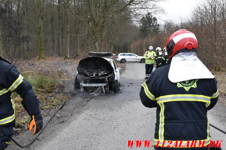 Totalt overtændt Suzuki swift. Lerbæk Møllevej ved Vejle. 04/02-2024. KL. 13:09.