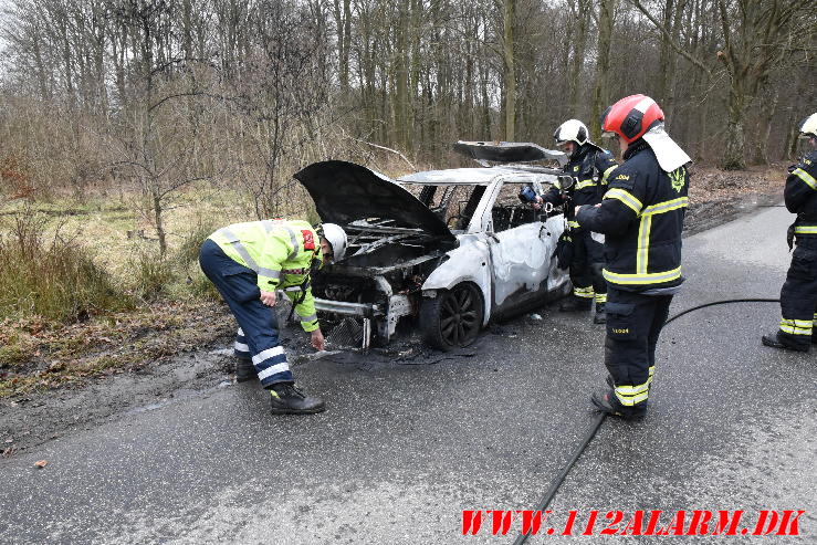 Totalt overtændt Suzuki swift. Lerbæk Møllevej ved Vejle. 04/02-2024. KL. 13:09.