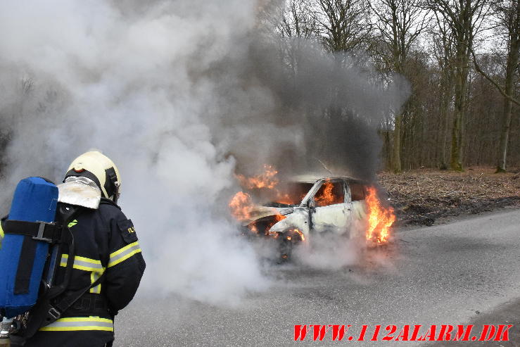 Totalt overtændt Suzuki swift. Lerbæk Møllevej ved Vejle. 04/02-2024. KL. 13:09.