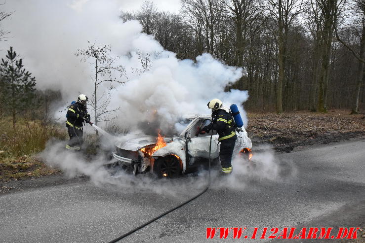 Totalt overtændt Suzuki swift. Lerbæk Møllevej ved Vejle. 04/02-2024. KL. 13:09.