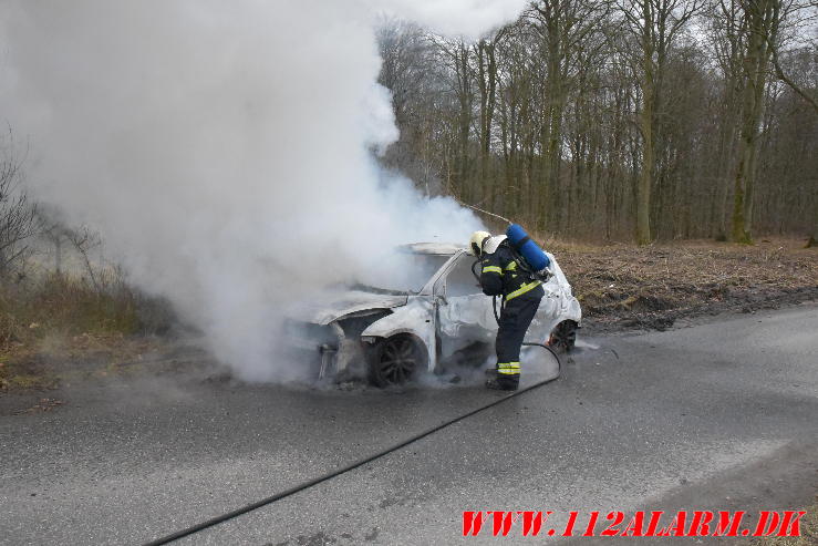 Totalt overtændt Suzuki swift. Lerbæk Møllevej ved Vejle. 04/02-2024. KL. 13:09.