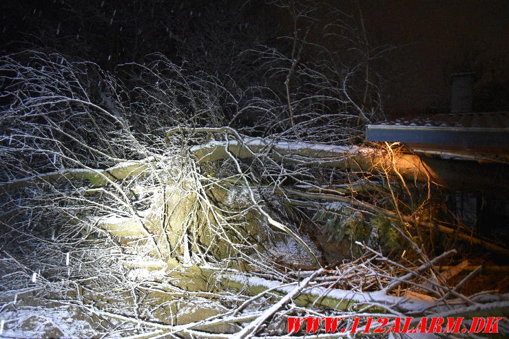 Stort skred ramte en garage. Banevang i Vejle. 07/02-2024. Kl. 22:37.