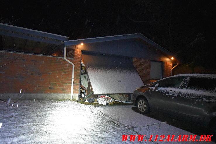 Stort skred ramte en garage. Banevang i Vejle. 07/02-2024. Kl. 22:37.