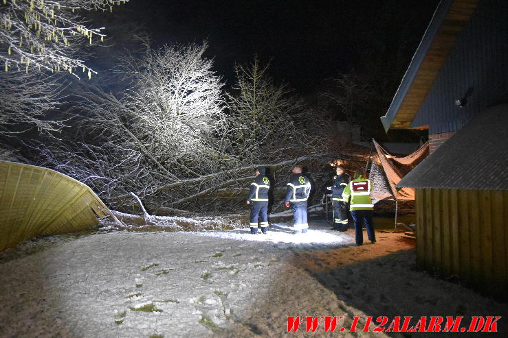 Stort skred ramte en garage. Banevang i Vejle. 07/02-2024. Kl. 22:37.