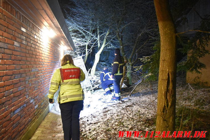Stort skred ramte en garage. Banevang i Vejle. 07/02-2024. Kl. 22:37.